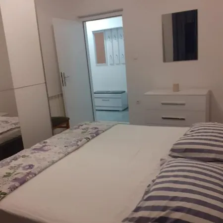 Grozdana 4+1 Apartamento Postira