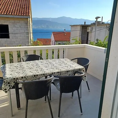 Apartamento Grozdana 4+1 Postira